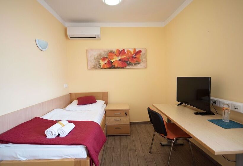 اتاق استاندارد یک نفره, Hostel M