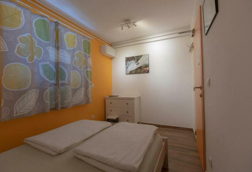 اتاق استاندارد با سرویس بهداشتی مشترک, Hostel Soča Rocks