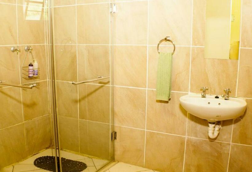 Bahçe Manzaralı Üç Kişilik Standart Oda, Rosedale Organic Farm Bed & Breakfast