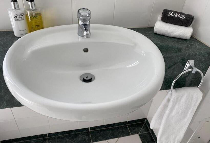 سوییت لوکس, Motel On York