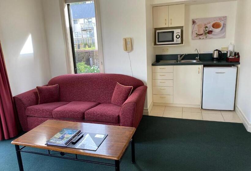 سوییت لوکس, Motel On York