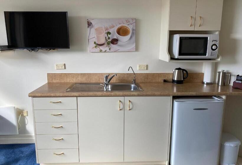 استودیوی استاندارد, Motel On York