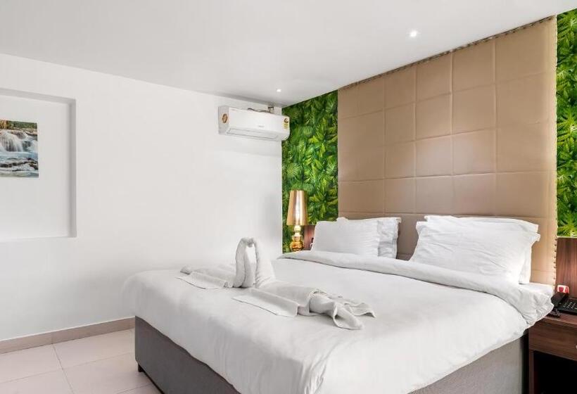 اتاق لوکس با بالکن, Niranjana Hotel Bodhgaya