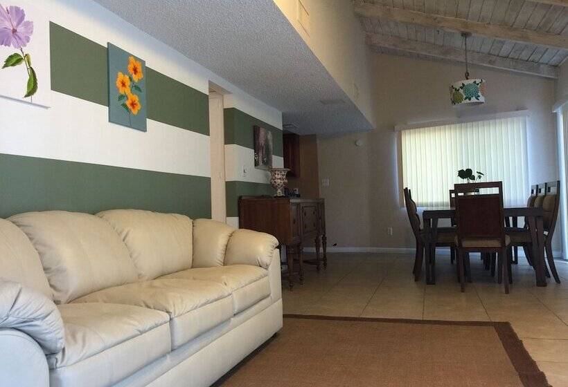 Вилла 1 Спальня, The Village Palm Desert