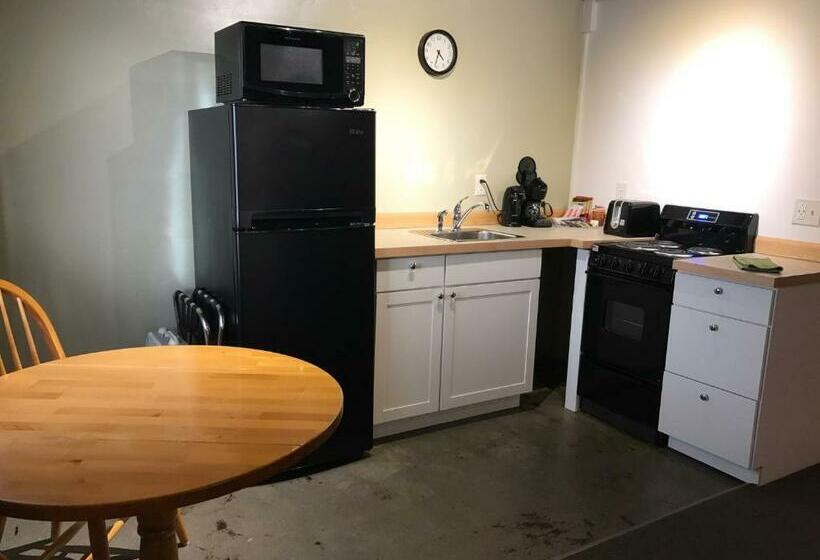 Хижина, The Pioneer Motel