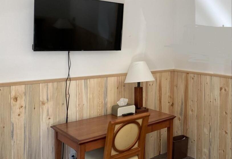 이코노미 룸, Holiday Lodge