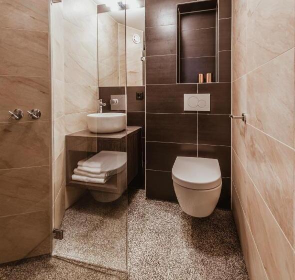 Penthouse Room, Mr. Jordaan