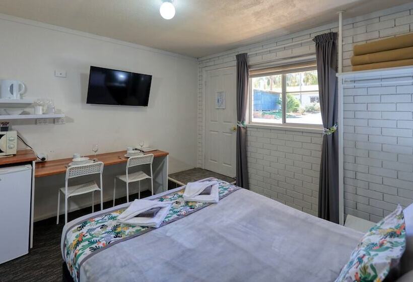 패밀리 룸, Oasis Motel