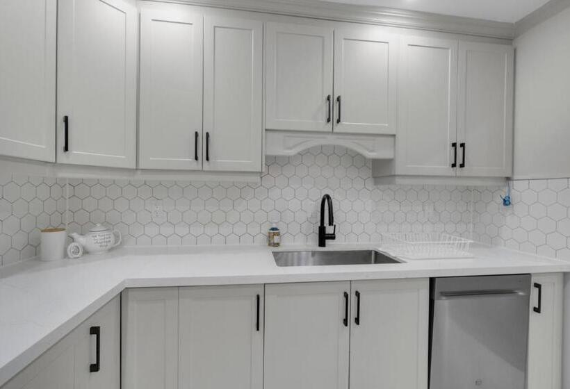 ویلای 2 خوابه, Crescentwood Properties