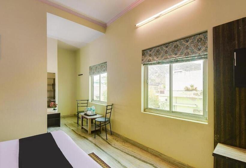 Трехместный Номер Классика, Oyo Hotel Amer