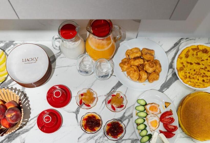 اتاق لوکس سه تخته, Apartment Ad Berat