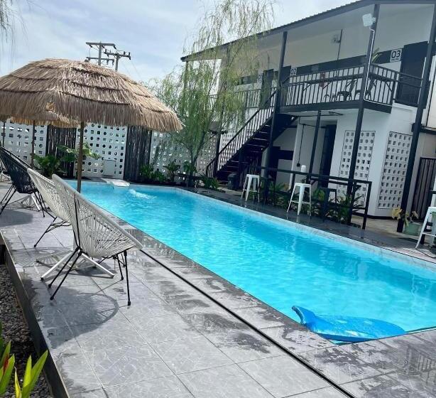 带泳池观景的豪华房, Penguin Villa Resort & Bistro