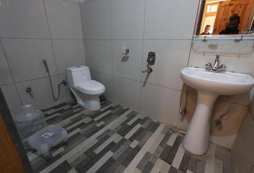 스위트 킹사이즈 침대, Tirthan Village Resort   Tirthan Valley