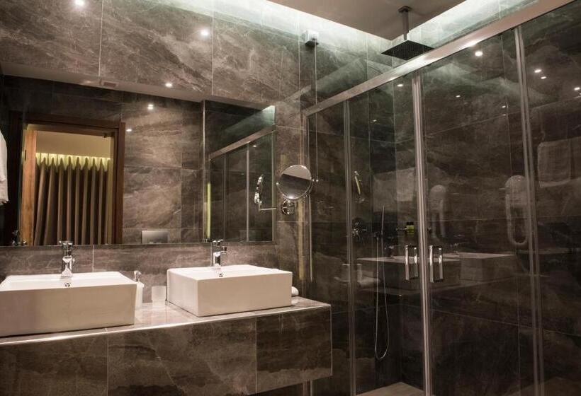 Family Suite, Mistral