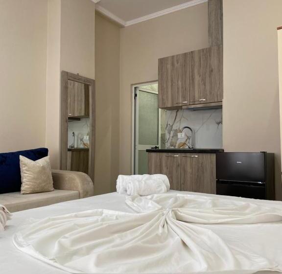 발코니가 있는 4인용 스탠다드 룸, Troy Aparthotel Durres