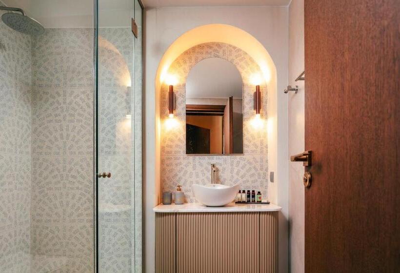 Полулюкс, La Montre Luxury Boutique Suites
