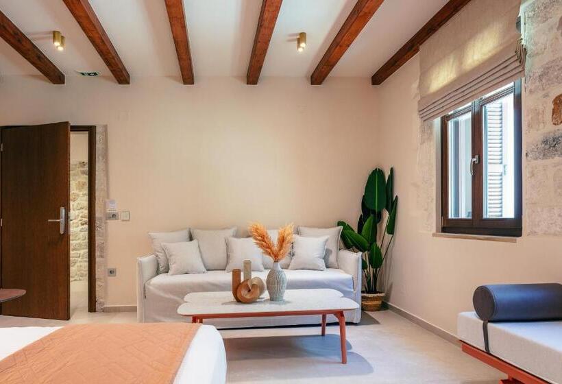 Полулюкс, La Montre Luxury Boutique Suites