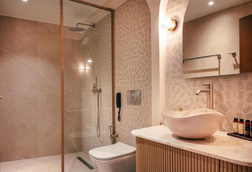 Полулюкс, La Montre Luxury Boutique Suites