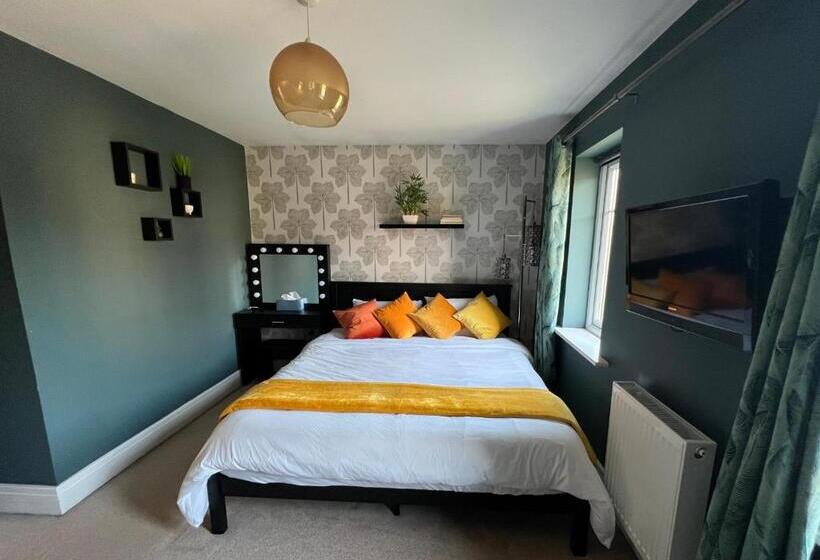 غرفة عائلية, En Suite Room With Super King Size Bed   Free Wifi   Free Parking