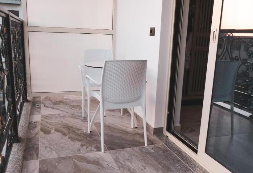 اتاق لوکس با چشم‌انداز استخر, Ruko Boutique
