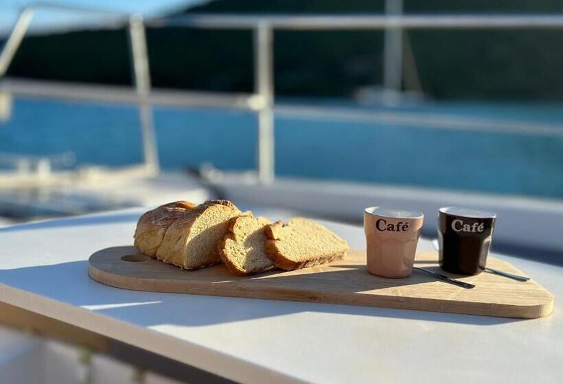 اتاق استاندارد چهار تخته, Room In Boat   Undefined
