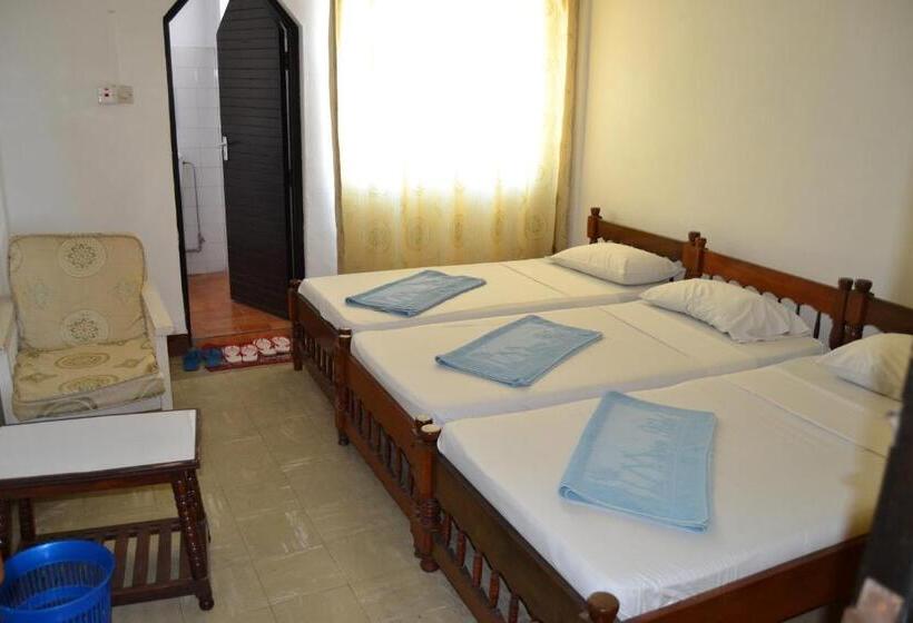 Economy Triple Room, Manson
