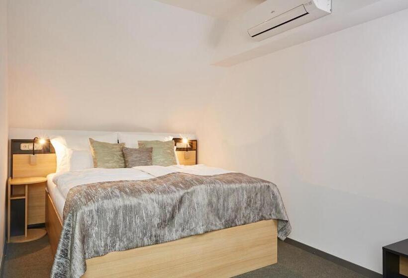 Habitación Familiar, Gold House Pension