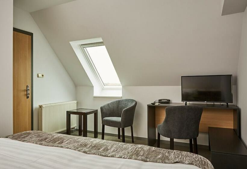 Habitación Familiar, Gold House Pension