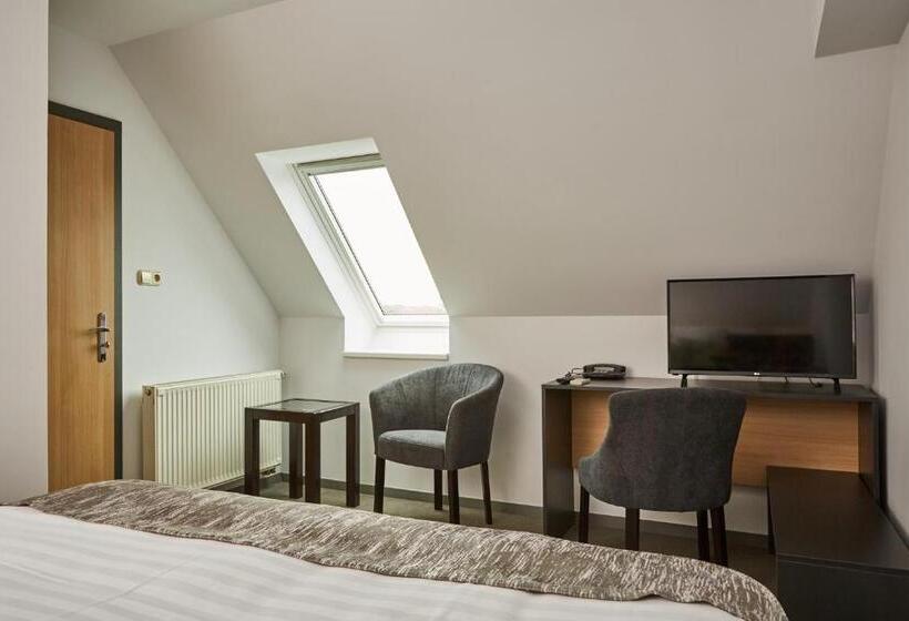 Habitación Familiar, Gold House Pension