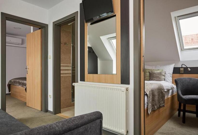 Habitación Familiar, Gold House Pension