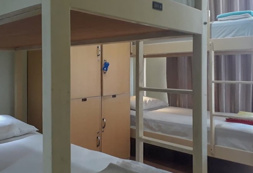 تختخواب در اتاق مشترک, Reddoorz Hostel @ Manado Green Hostel