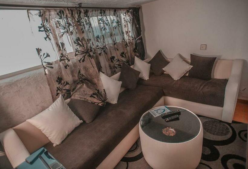 בקתה דלוקס, Riad Antek