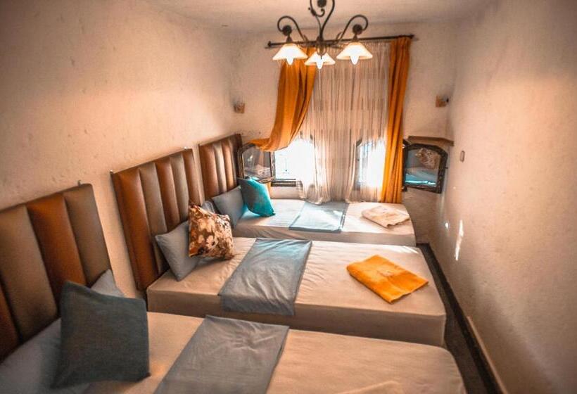 בונגלו משפחתי, Riad Antek