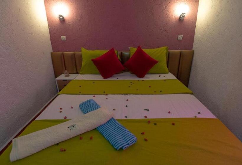 בקתה סטנדרטית, Riad Antek
