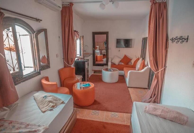בקתה סטנדרטית, Riad Antek