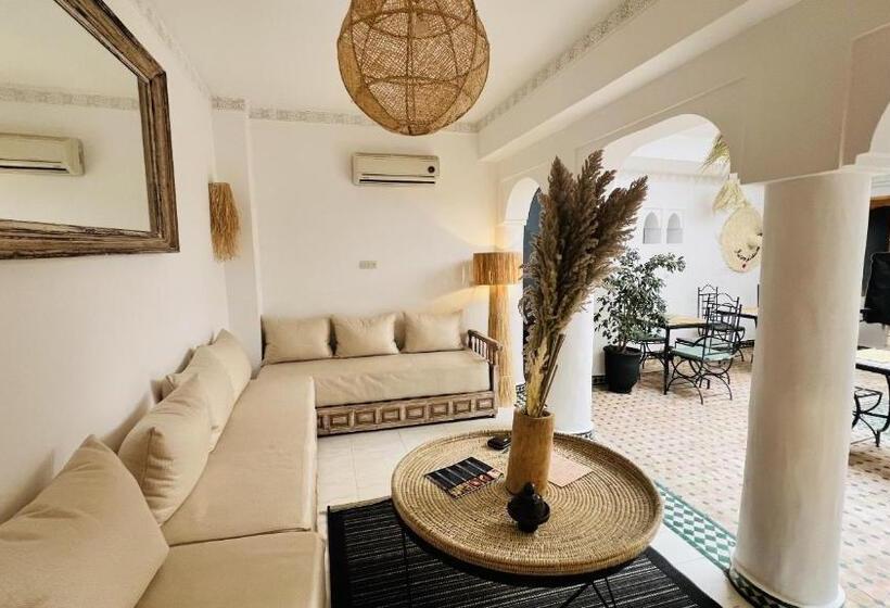 Standart Oda, Riad Sarah Sabrina