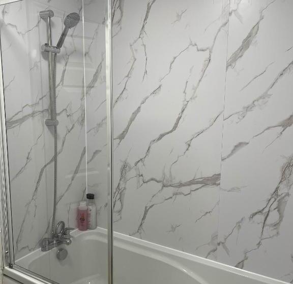 اتاق خانوادگی با سرویس بهداشتی مشترک, Elegant 3 Bedroom Apt With En Suite And Shared Amenities With Free Wi Fi