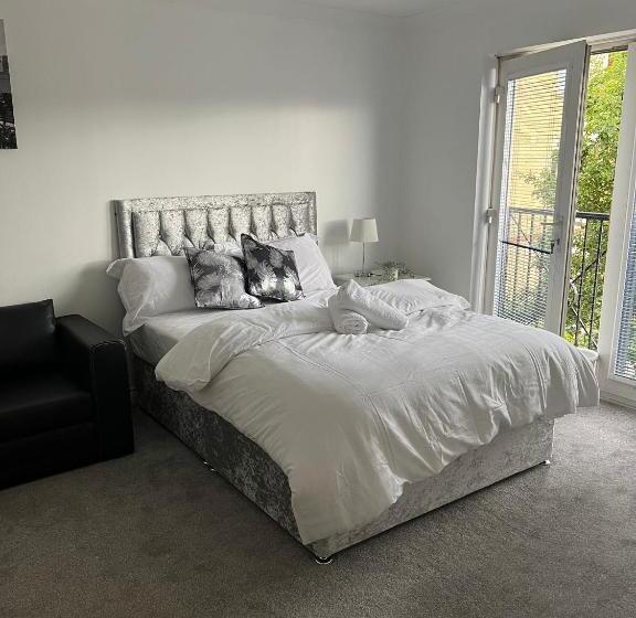 اتاق خانوادگی با سرویس بهداشتی مشترک, Elegant 3 Bedroom Apt With En Suite And Shared Amenities With Free Wi Fi