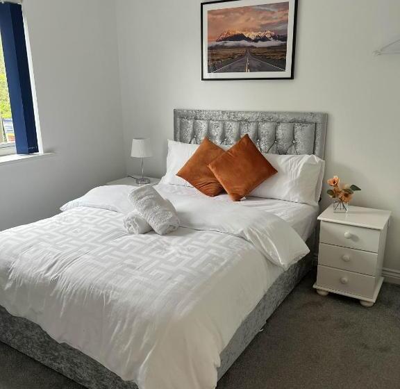 اتاق استاندارد, Elegant 3 Bedroom Apt With En Suite And Shared Amenities With Free Wi Fi