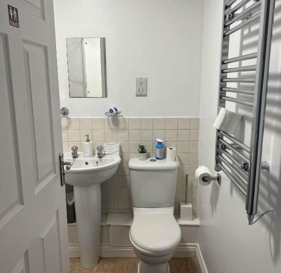 اتاق استاندارد با سرویس بهداشتی مشترک, Elegant 3 Bedroom Apt With En Suite And Shared Amenities With Free Wi Fi