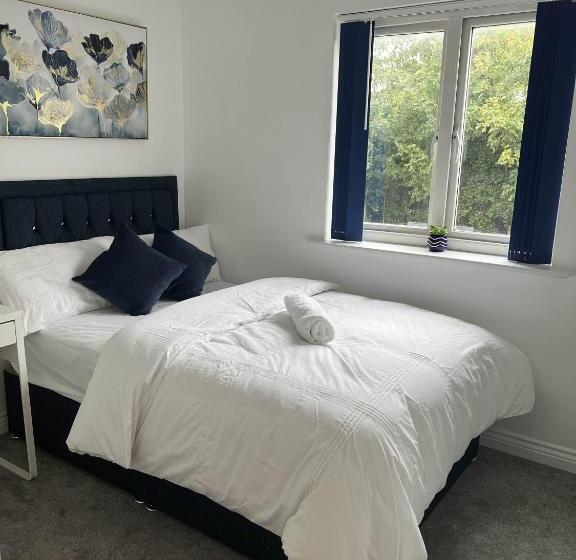 اتاق استاندارد با سرویس بهداشتی مشترک, Elegant 3 Bedroom Apt With En Suite And Shared Amenities With Free Wi Fi