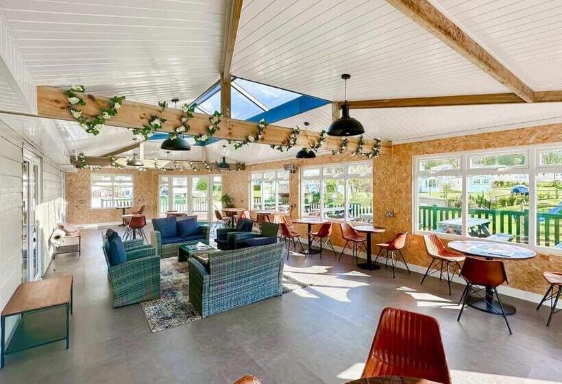Дом 2 Спальни, Hamlet Lodge Retreat At Calloose Holiday Park