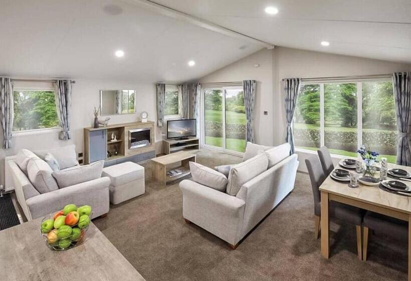 Дом 3 Спальни, Hamlet Lodge Retreat At Calloose Holiday Park