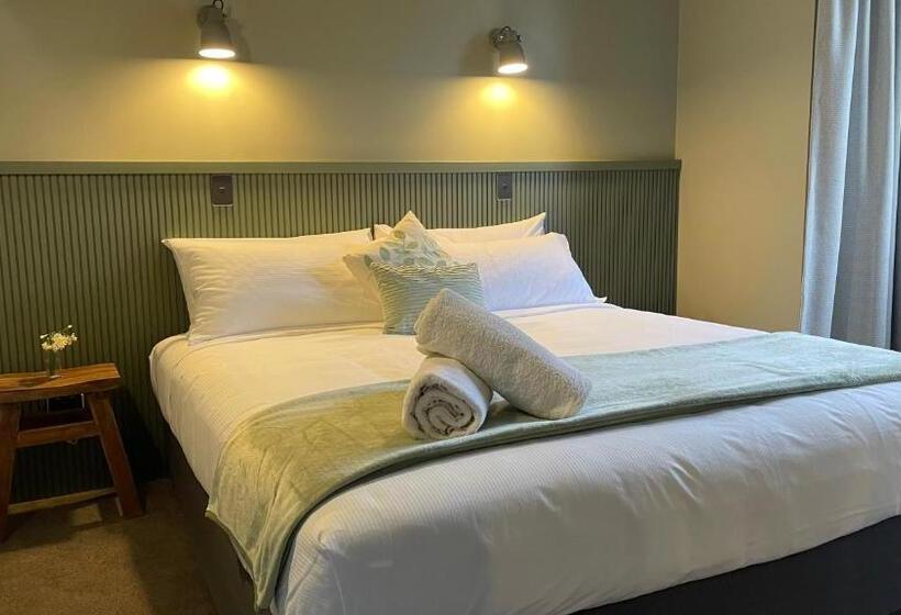 شقة غرفتين, The Elmwood Motel