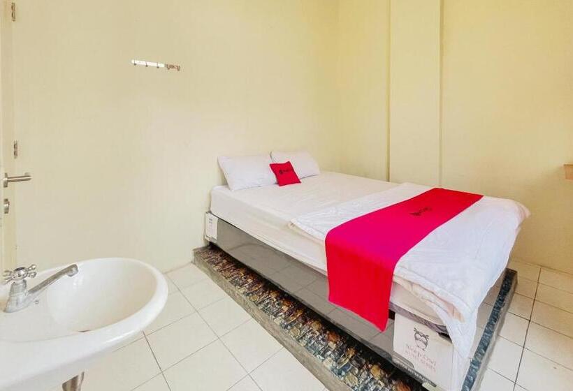 Номер Стандарт, Reddoorz Near Soekarno Hatta Airport 3