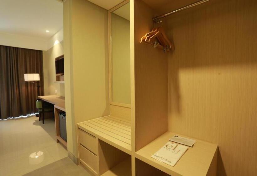 Номер Deluxe Вид на Бассейн, él Hotel Royale Banyuwangi