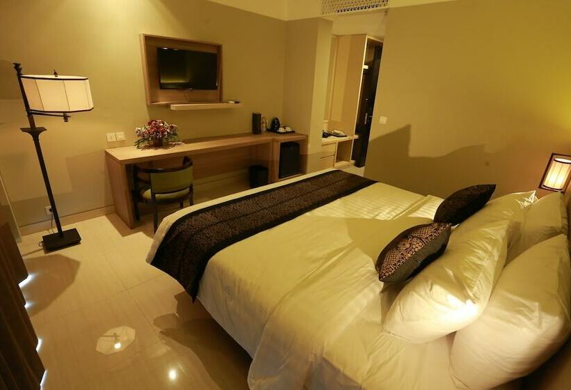 Номер Deluxe Вид на Бассейн, él Hotel Royale Banyuwangi