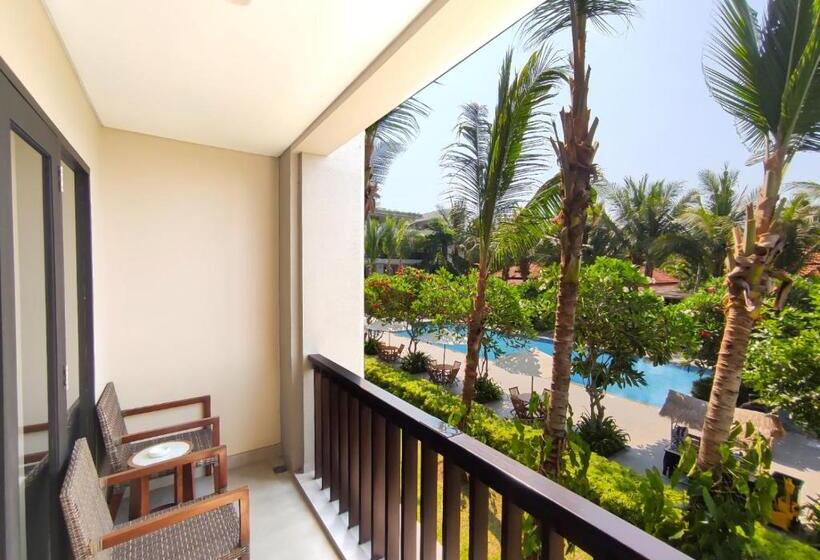Номер Deluxe Вид на Бассейн, él Hotel Royale Banyuwangi