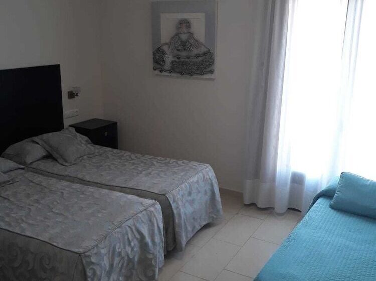 غرفة قياسية ثلاثية, El Capricho