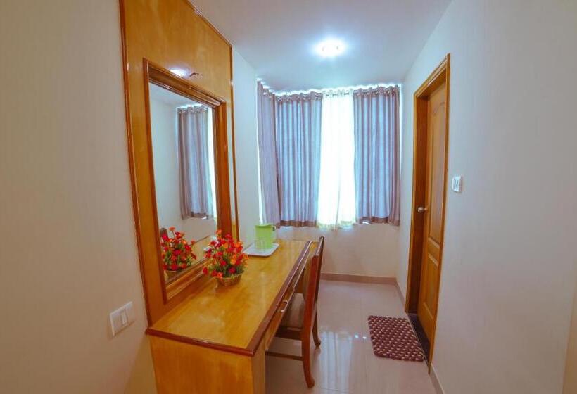 Deluxe Room, Pepper Residency